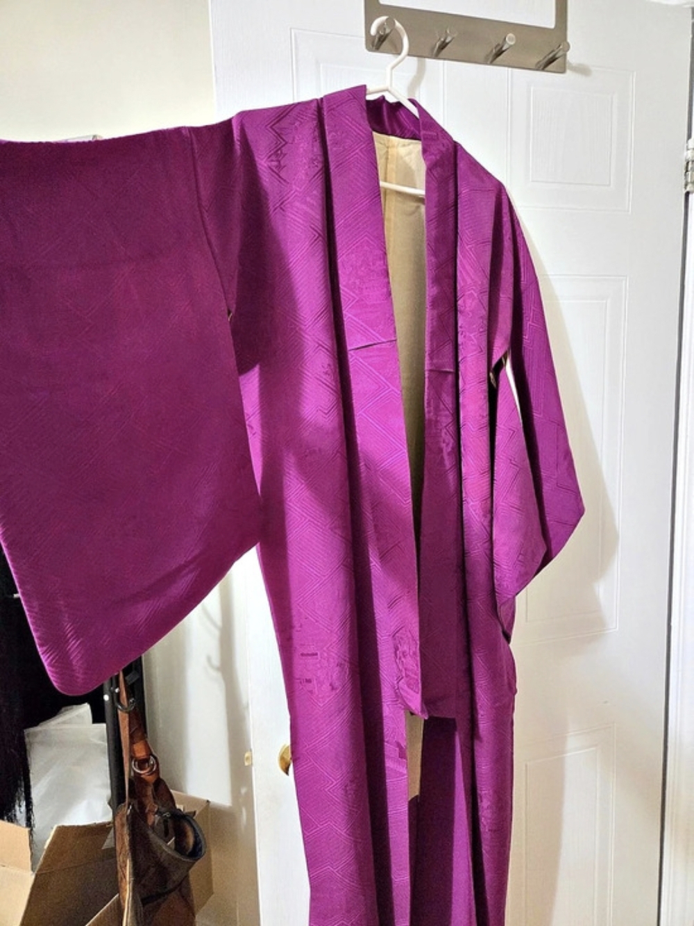 Vintage Japanese Mauve Silk Kimono – Textured Scenic Motif 100% Silk
